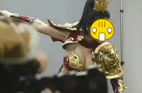 Xuất hiện Na Tra ăn mặc hở hang nhất màn ảnh, netizen phẫn nộ 'đừng làm ô uế hình ảnh chiến thần'