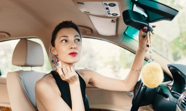 Em chồng khoe lương 200 triệu/tháng, tôi không tin vì làm gì có người lương cao thế, để rồi phải sững người khi thấy em mua chiếc Porsche