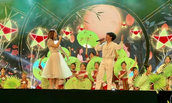 Ánh trăng sẻ chia, ấm áp tình người hướng về đồng bào các vùng bị ảnh hưởng bởi bão, lũ