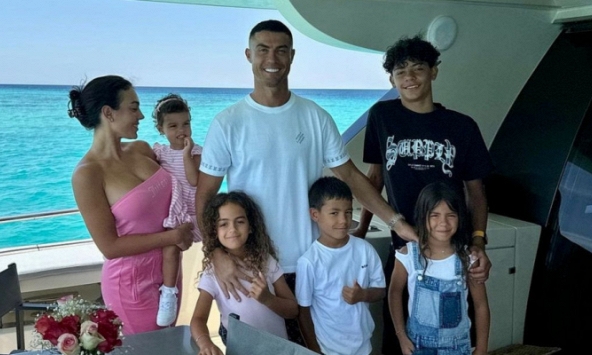 Ronaldo đăng ký học cho con tại trường danh tiếng gần siêu biệt thự, bị từ chối vì lý do không ngờ 