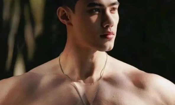 Bị ngã trong lúc mải quay chụp, nam thần thể hình qua đời thương tâm