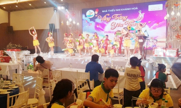 Đêm hội Vầng Trăng Yêu Thương - Năm 2024 Trung Thu của gần 600 trẻ khuyết tật và trẻ mồ côi tỉnh Khánh Hòa