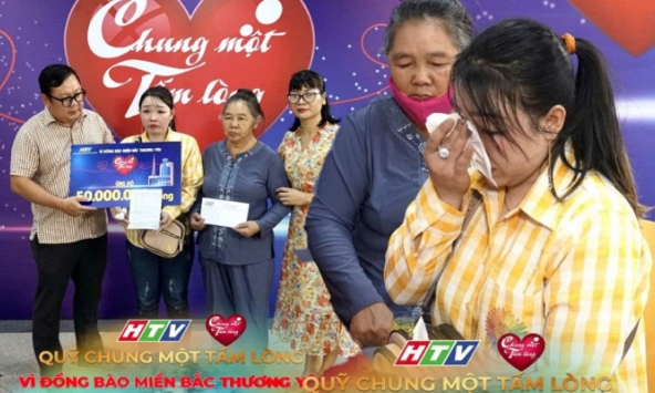 Lá thư tay xúc động và 50 triệu tiền dành dụm của cô gái nghèo gửi đồng bào: “Con đã khóc rất nhiều”