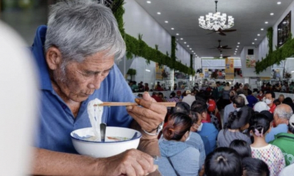 Ông chủ tiệm vàng Bình Dương mỗi ngày phục vụ hơn 600 suất cơm miễn phí: 'Ai cần có bữa ăn thì đến đây mình sẽ phục vụ'