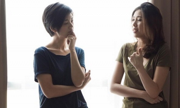 Em chồng khoe lương 40 triệu/tháng, tôi cười mỉa chỉ vào chiếc máy giặt trong góc nhà mà em xấu hổ cúi gằm mặt