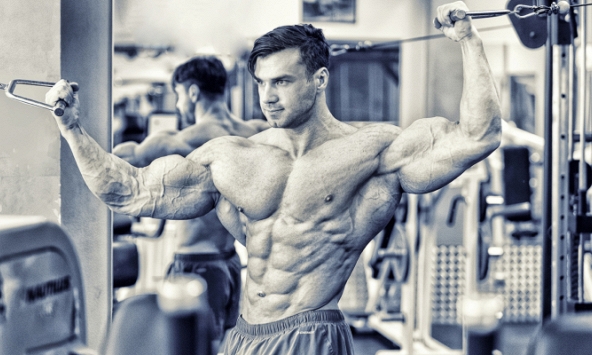 Nam thần thể hình cơ bắp cuồn cuộn nhưng eo lại bé như Ngọc Trinh, giật mình hơn khi nhìn xuống phía dưới