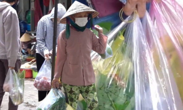 Choáng với số lượng túi nilon 'thu hoạch' sau một buổi đi chợ