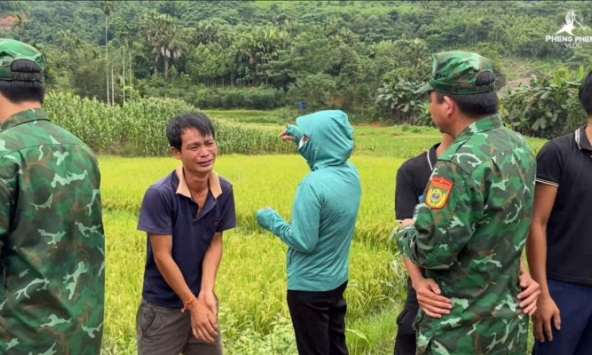 Thương hơn chữ thương: Anh Thới đã khóc khi chia tay các chiến sĩ rời Làng Nủ