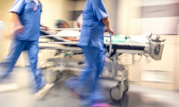 Bật báo động đỏ toàn viện cứu sống bé 11 tuổi bị tai nạn giao thông nguy kịch