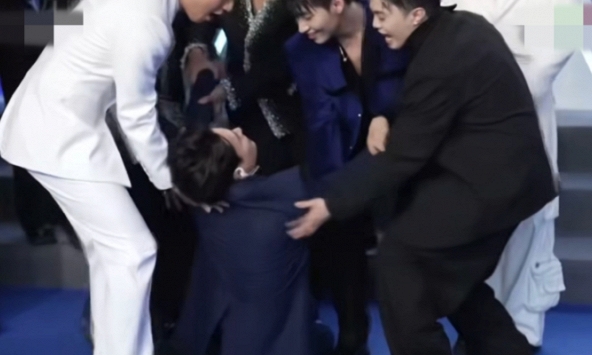 MC Concert 'Anh trai say hi' nhận bão phẫn nộ vì “ồn như cái chợ”