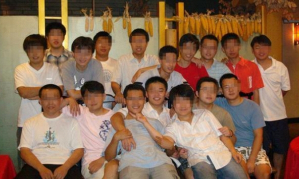 Đi họp lớp, bạn học giàu cười nhạo người khác vì không có tiền: Lớp trưởng nói 9 từ khiến anh ta xấu hổ, phải âm thầm trốn về