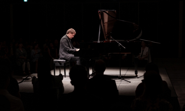 Nghệ sĩ piano Steve Barakatt đưa âm nhạc thế giới đến Hà Nội