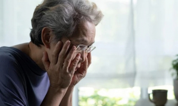 Một mình chăm mẹ 9 năm, bà cho tôi thừa kế sổ tiết kiệm 35 triệu: Đi rút tiền mới chết lặng trước câu nói của nhân viên