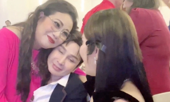 Đàn chị 'Chuông vàng vọng cổ' đến tận bàn chào hỏi Vũ Luân - Phương Lê, phản ứng chính chủ mới đáng nói