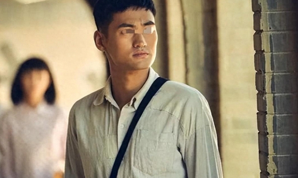 Vác giúp người lạ 8 bao xi măng lên 10 tầng, tôi nhận lại một chiếc balo: Về nhà mở ra, tôi lập tức bật khóc