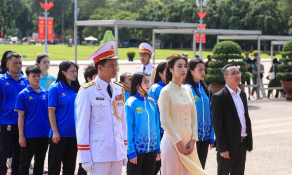  Hoa hậu Đỗ Mỹ Linh diện áo dài đưa các cầu thủ nữ Trung Quốc, Philippines đi tham quan Lăng Bác 