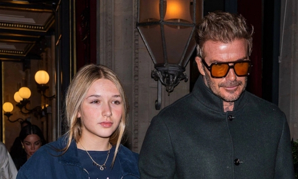 Tiểu thư Harper nhà Beckham đeo chiếc vòng cổ rẻ nhất bộ sưu tập rời Paris nhưng người bình thường khó mua được