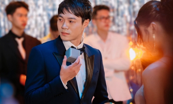 Cầu thủ Văn Toàn làm người thứ ba, sợ hôn?