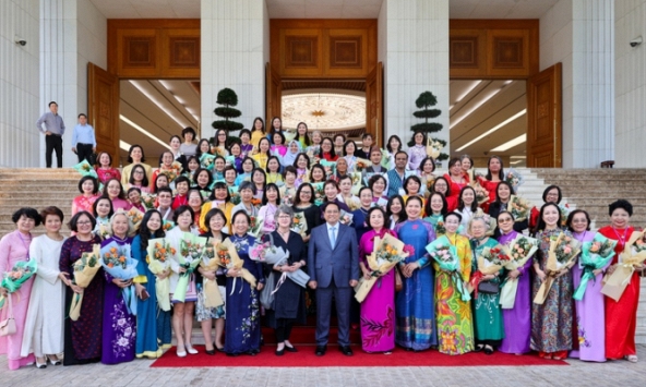 Thủ tướng Phạm Minh Chính lắng nghe tâm tư, nguyện vọng của các nhà khoa học, kỹ sư nữ