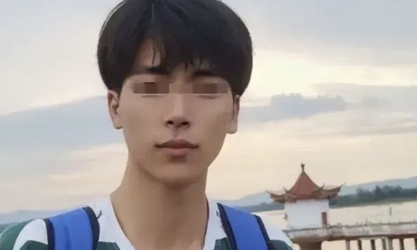 Ngày vỡ nợ thì gặp người đồng chí 8 năm không gặp, anh nhắc tôi kiểm tra tủ giày: Mở ra tôi liền bật khóc