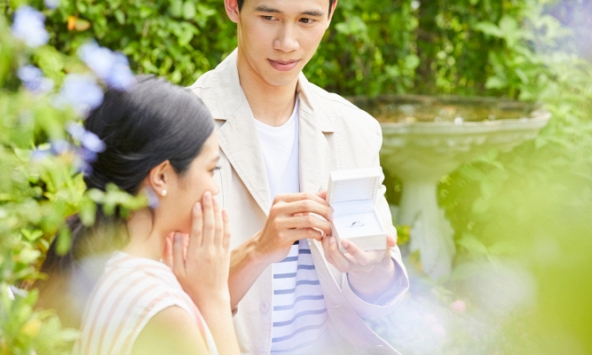 Nhận được món quà bất ngờ từ bạn trai, mở ra xem thấy nhẫn kim cương gần 50 triệu, tôi chua xót nghĩ đến gia đình anh