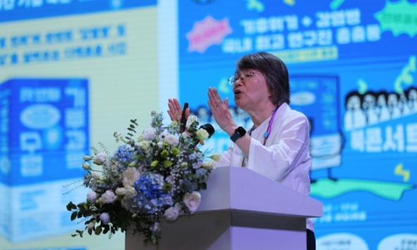 Các đại biểu quốc tế chia sẻ hướng nghiên cứu tại hội thảo Chuyên đề 'Sức khỏe và Môi trường'