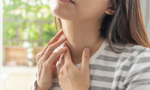 Cô gái 21 tuổi bất ngờ phát hiện ung thư nhờ 1 thứ trên cổ rất ít người để ý, thường đổ lỗi cho tăng cân