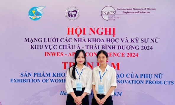 Nữ sinh trường Đại học Thủy lợi tham gia Triển lãm sản phẩm khoa học sáng tạo của phụ nữ