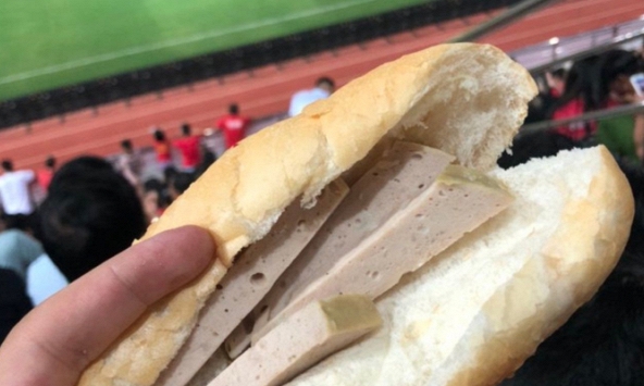 Chiếc bánh mì trên SVĐ Lạch Tray hút hơn chục nghìn lượt tương tác từ bạn bè quốc tế, netizen Việt tranh cãi kịch liệt: 20k là đắt hay rẻ