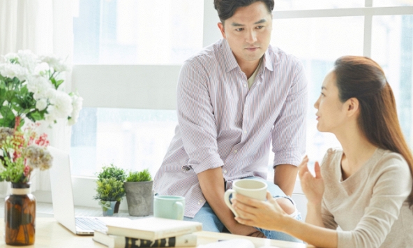 Kỉ niệm 10 năm ngày cưới, chồng nấu bát mì tôm tặng vợ nhưng lại đeo vào tay tôi một chiếc nhẫn kim cương