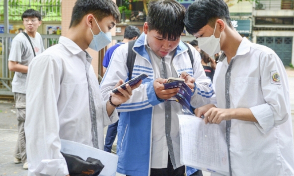 Thủ tướng: Sớm công bố đề thi tốt nghiệp THPT tham khảo ổn định trong nhiều năm