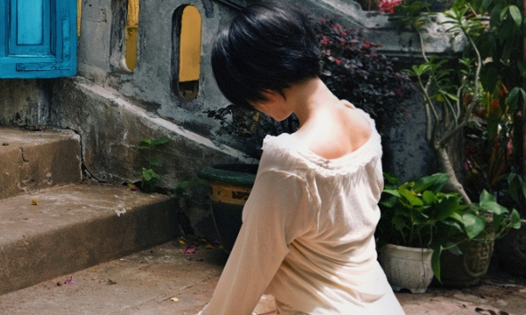 Xuất hiện phim Việt về chị dâu, cảnh cô gái quỳ dưới sân gây tranh cãi