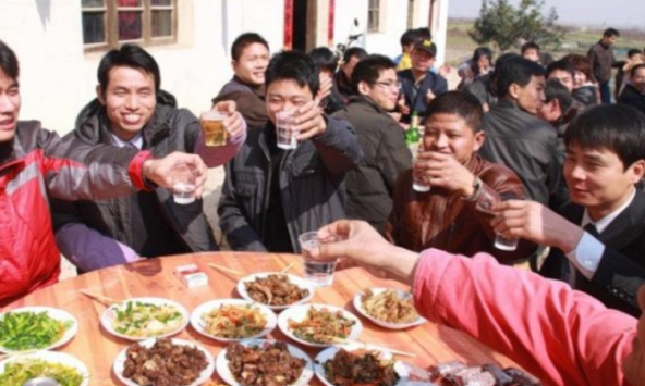 Mời 25 người bạn đến dự đám cưới con gái nhưng chỉ nhận về phong bì 1 triệu: Biết được sự thật thì chết sững bật khóc