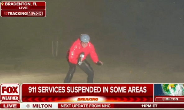 Quá ấn tượng: Phóng viên đứng giữa tâm bão Milton đưa tin bất chấp sinh tử, suýt bị thổi bay giữa sức gió 160km/h
