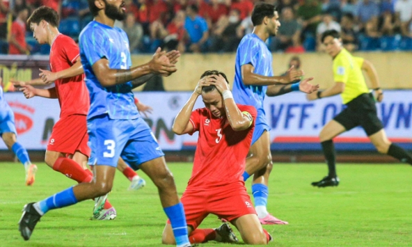 Đội trưởng ĐT Việt Nam sút hỏng phạt đền, ôm đầu đầy tiếc nuối khi đội nhà mất cơ hội dẫn trước Ấn Độ