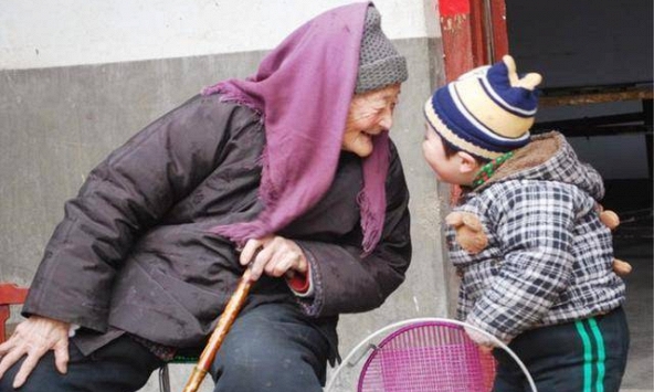 'Mẹ ơi, mẹ yêu bà nội hay bà ngoại nhiều hơn?' - Câu trả lời của người mẹ quyết định sự hiếu thảo của đứa trẻ sau này