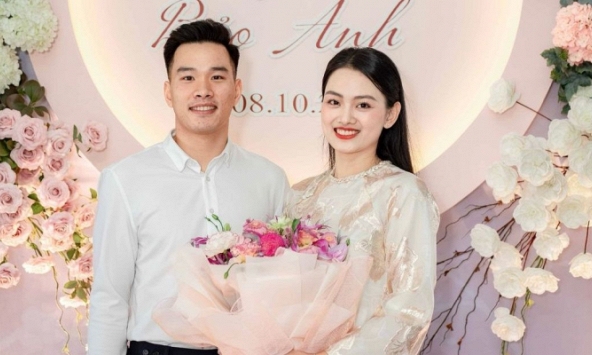 Thầy dạy pickleball cưa đổ hoa khôi bóng chuyền, hé lộ ảnh hiếm trong lễ dạm ngõ 