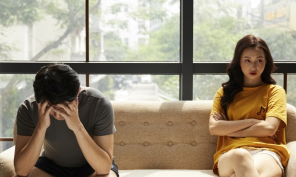 Chồng tự ý rút 100 triệu tiền tiết kiệm đem về chia cho các cháu, tôi bực tức trách cứ thì anh hậm hực nói ra một bí mật