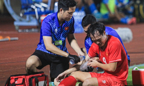Khoảnh khắc Văn Toàn đau đớn mặt nhăn như sắp khóc vì chấn thương, chưa bao giờ tuyển Việt Nam lại khủng hoảng như thế!