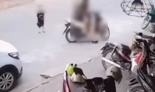 Từ vụ bé trai gặp tai nạn vì bị bỏ lại giữa đường: Có 1 kiểu dạy con 'tàn nhẫn' nhất, nhiều cha mẹ vẫn hàng ngày mắc phải 