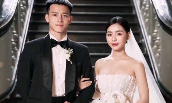 Cầu thủ điển trai nhất nhì U23 Việt Nam lấy vợ, Văn Toàn, Phan Văn Đức liền nhắn gửi điều này 