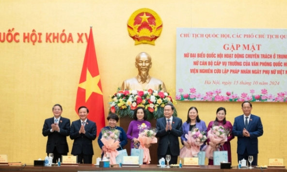 Chủ tịch Quốc hội gặp mặt nữ đại biểu Quốc hội hoạt động chuyên trách