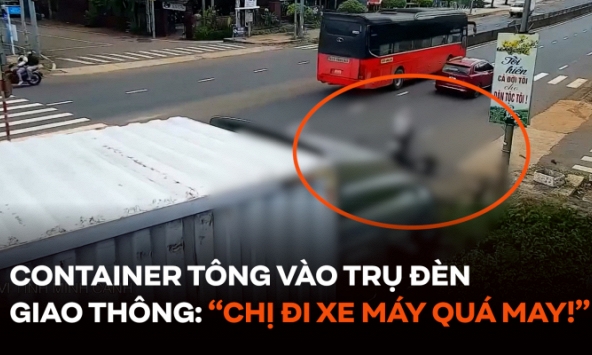 Kinh hoàng xe container tông trụ đèn giao thông gãy xuống đường, xem camera ai cũng thốt lên: “Chị đi xe máy quá may!”