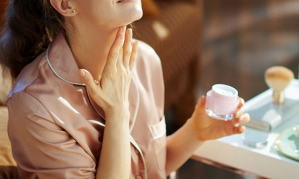 Phát hiện ung thư vú nhờ 1 cảm giác “là lạ” khi bôi kem dưỡng da, cô gái 29 tuổi lên mạng cảnh báo