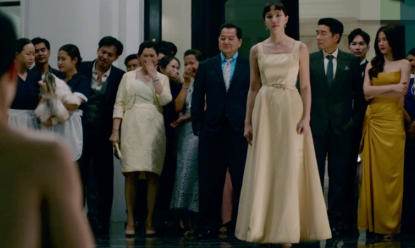 'Phim rác' của mỹ nữ đẹp nhất Thái Lan: Quý bà yêu cầu người tình lột đồ, hành động sau đó gây đỏ mặt