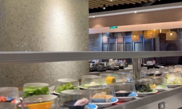 Xôn xao thương hiệu lẩu băng chuyền nổi tiếng 'ép' khách tip cho nhân viên: Dân mạng tìm ra lý do gây hiểu lầm