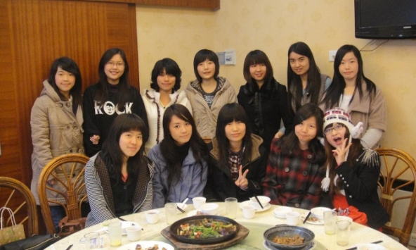 Họp lớp cuối tuần có 36 người tham gia, sau khi nghe lời 1 thành viên nam nói, đến lúc về gần 20 bạn nữ rời nhóm chat