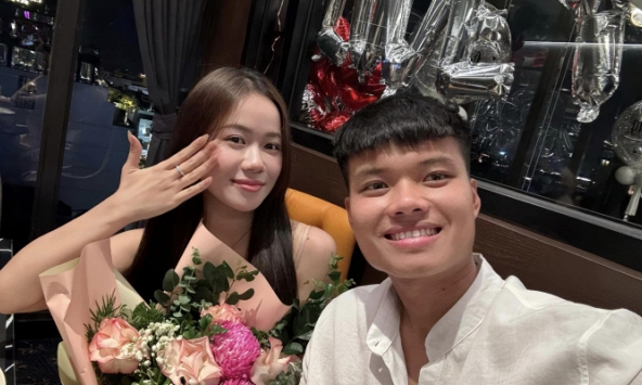 Ngôi sao U23 Việt Nam cầu hôn lãng mạn hotgirl ngân hàng, hé lộ cái kết sau 3 năm hẹn hò