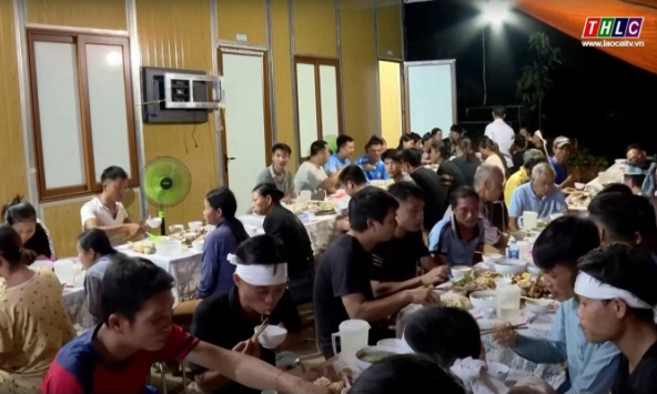 Bữa cơm chung đầu tiên của người dân Làng Nủ sau trận lũ quét kinh hoàng: Họ động viên nhau nén đau thương, xây dựng cuộc sống mới