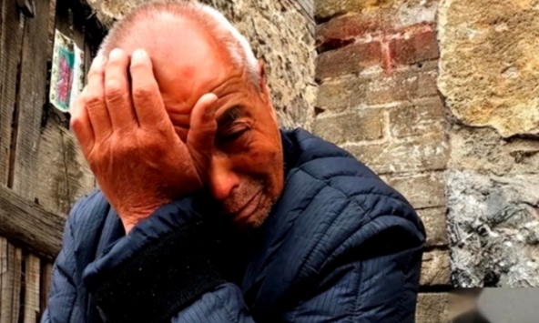 Cho hàng xóm vay tiền trả nợ, 35 năm sau con trai anh ta gõ cửa nhà tôi: Mở quà được tặng, tôi òa khóc nức nở